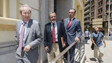 José Roca (izquierda), con Salvador Navarro (derecha) cuando la patronal de Castellón quebró. En el centro el último presidente de Cierval, José Vicente González.