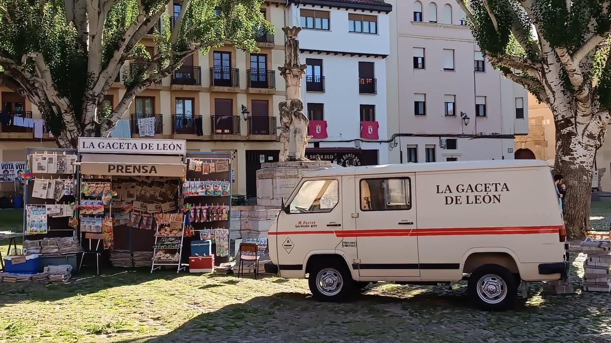 El León de los años 80, según Netflix: la prensa en la Plaza del Grano.