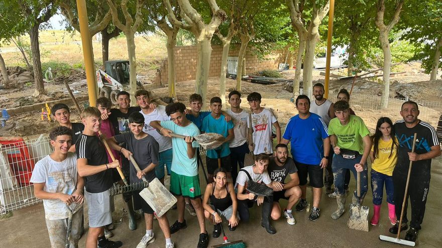El equipo de juvenil de un pueblo arrasado por la DANA que se ha volcado con su campo de deporte y vecinos