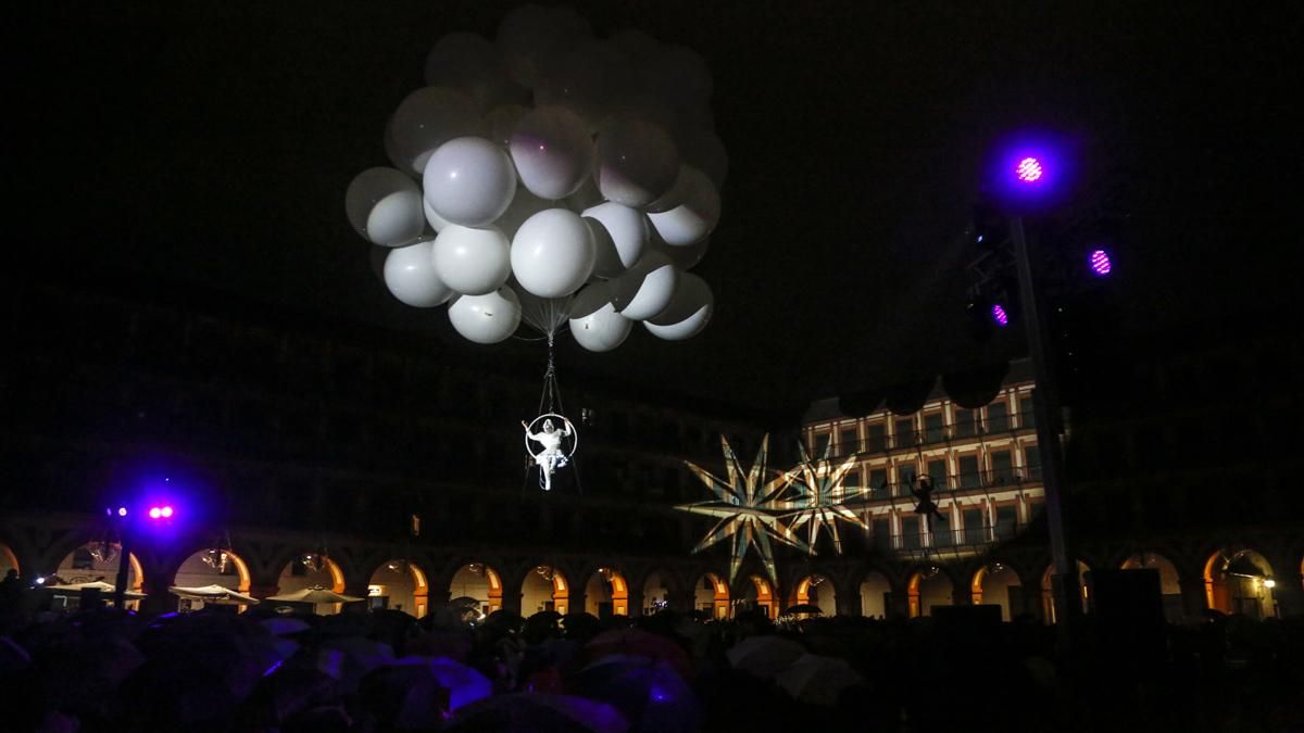 Espectáculo aéreo en la plaza de la Corredera