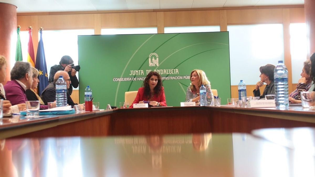La Junta acuerda con los sindicatos el decreto para cumplir las 37,5 horas, que será de aplicación "inmediata"