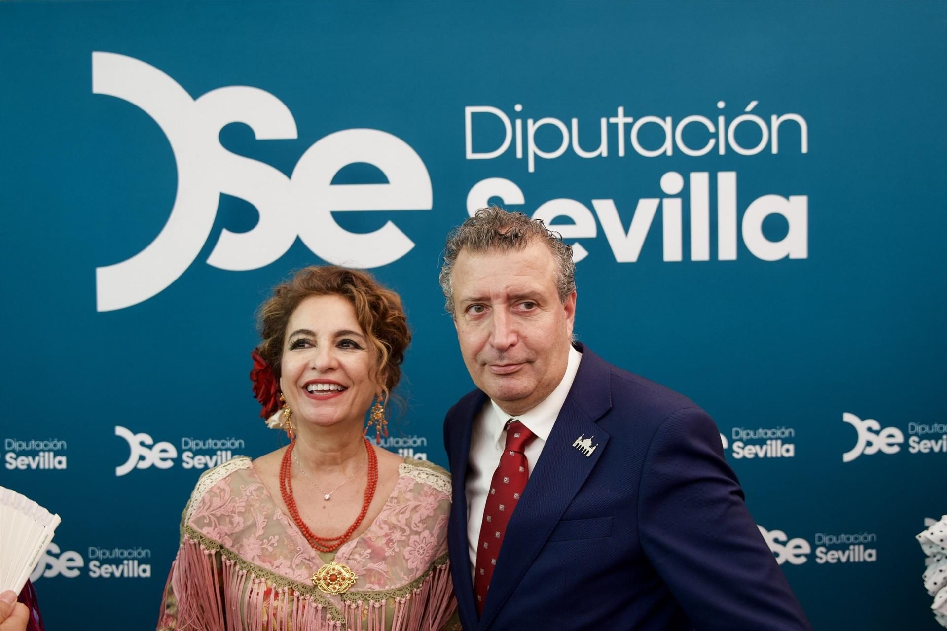María Jesús Montero, candidata del PSOE a la Presidencia, con Javier Fernández, presidente de la Diputación de Sevilla