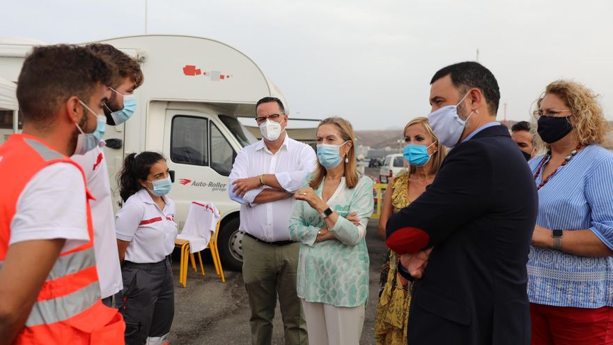 La viceconsejera de políticas sociales del Partido Popular y expresidenta del Congreso de los Diputados, Ana Pastor, durante su visita al campamento de migrantes de Arguineguín