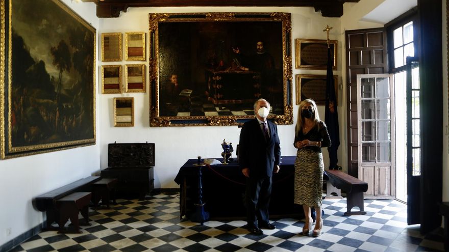 Patricia del Pozo y Eduardo Ybarra, durante su recorrido por las estancias de la Caridad.