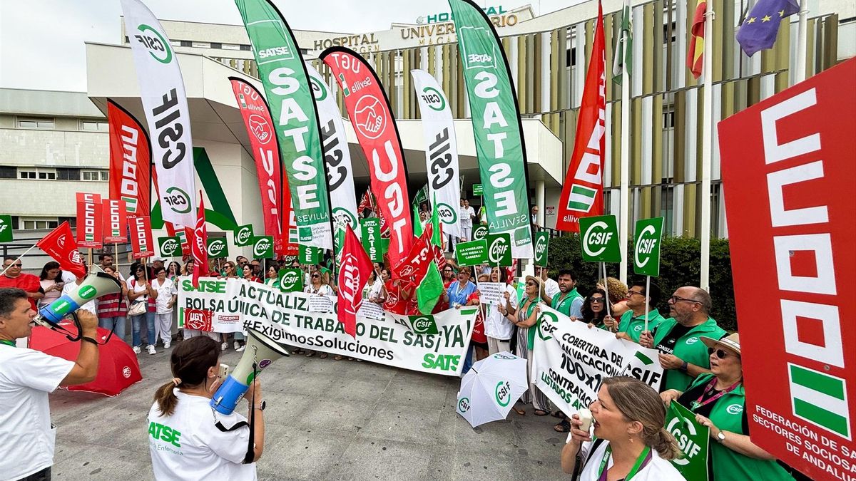 Numerosas personas se concentran para reclamar al SAS respeto al pacto de bolsa de empleo