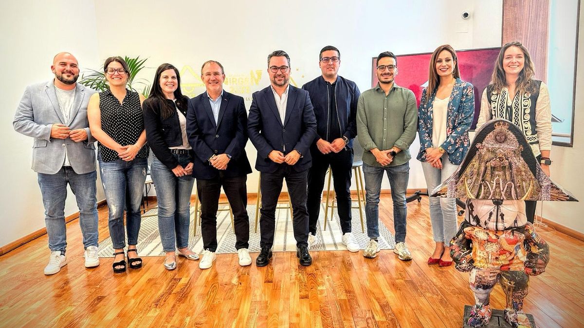 Foto de familia tras el anuncio de la fecha de venta de entradas de Danza de Enanos y Minué para el 21 de mayo.
