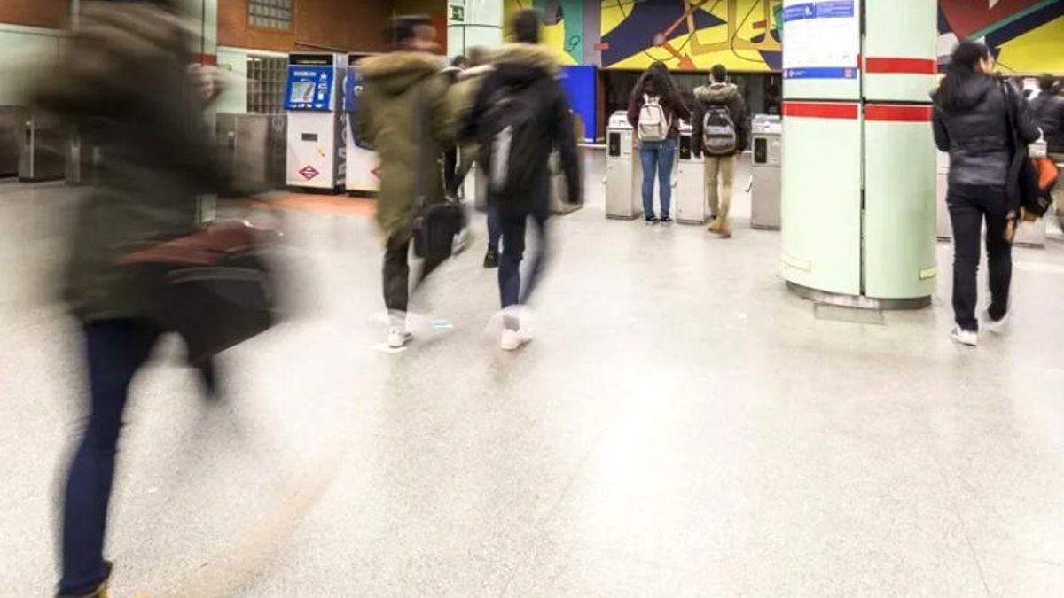 Retrasos a primera hora en varias líneas de Metro de Madrid desesperan a los usuarios: "Otro día de hacinamiento"