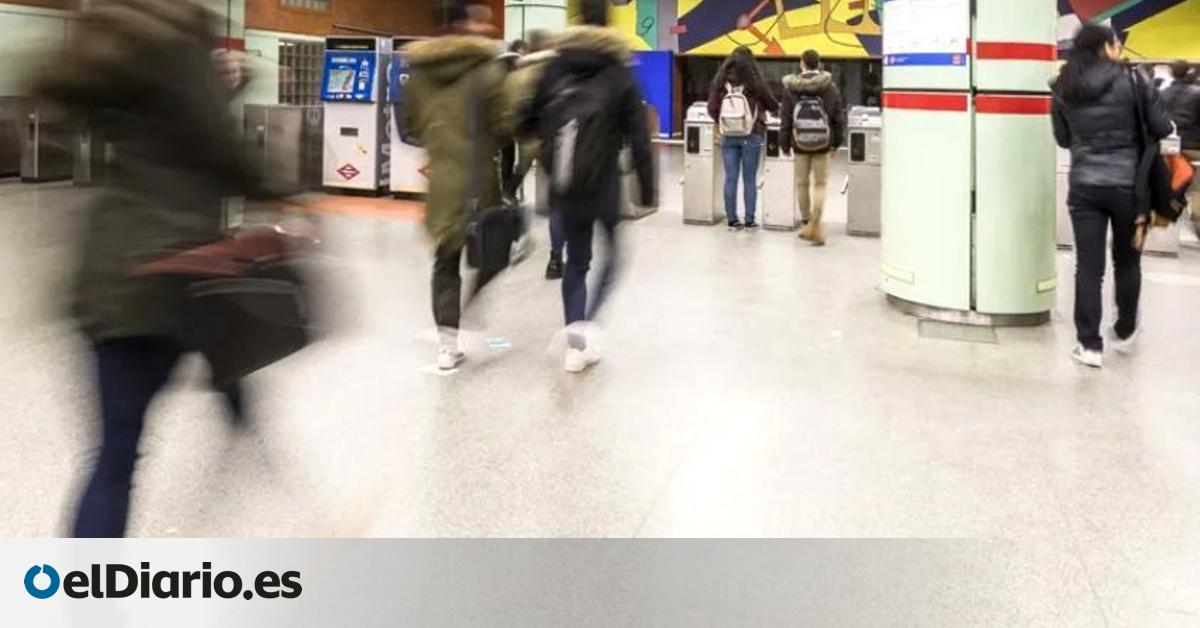 Retrasos a primera hora en varias líneas de Metro de Madrid desesperan a los usuarios: “Otro día de hacinamiento”