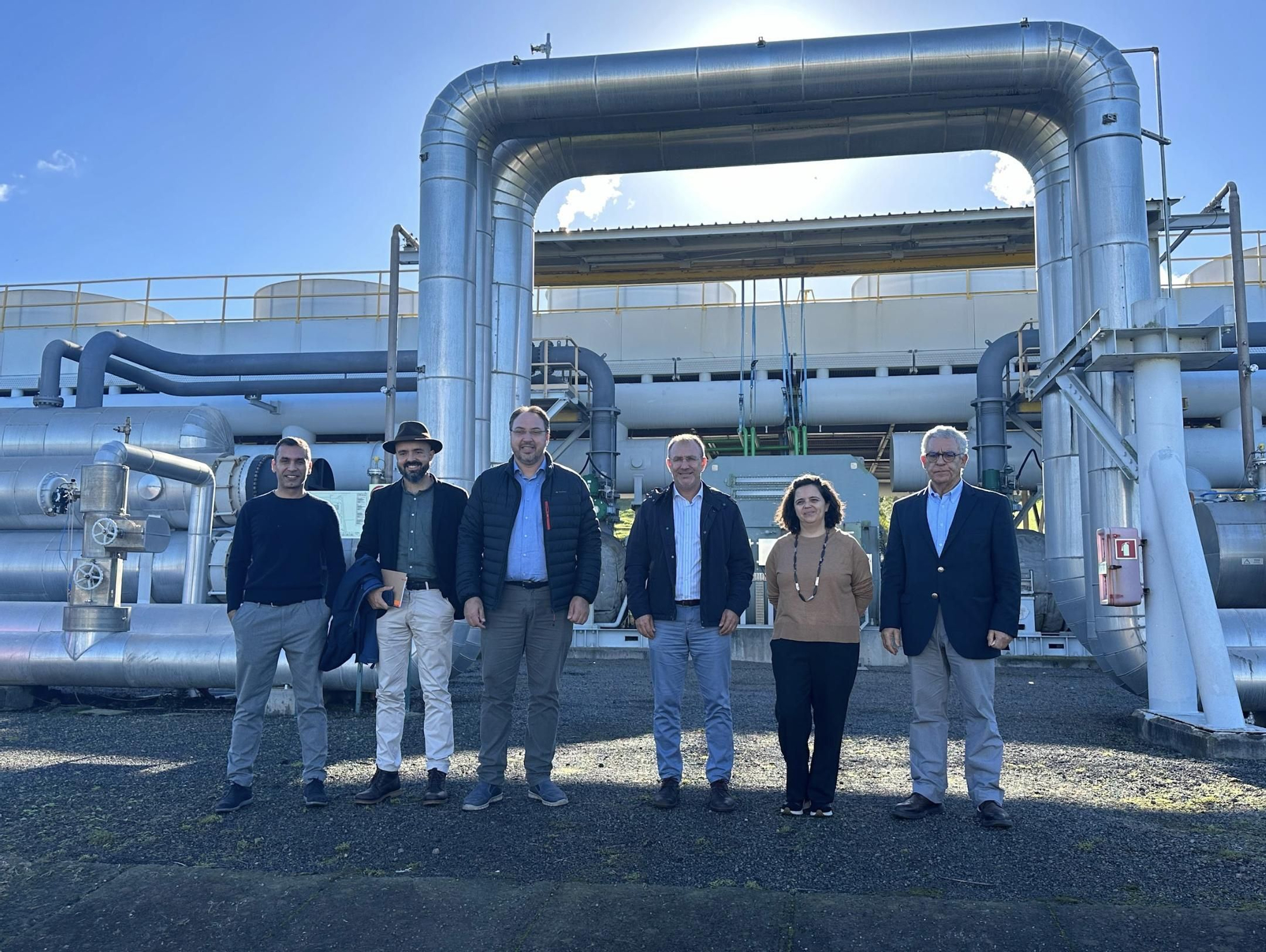 Sergio Rodríguez y  Fernando González en una planta de geotermia en Azores.