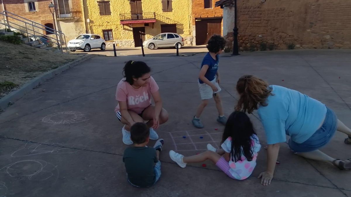 Una alumna de la ULE une a niños y mayores en Garrafe de Torío con juegos tradicionales