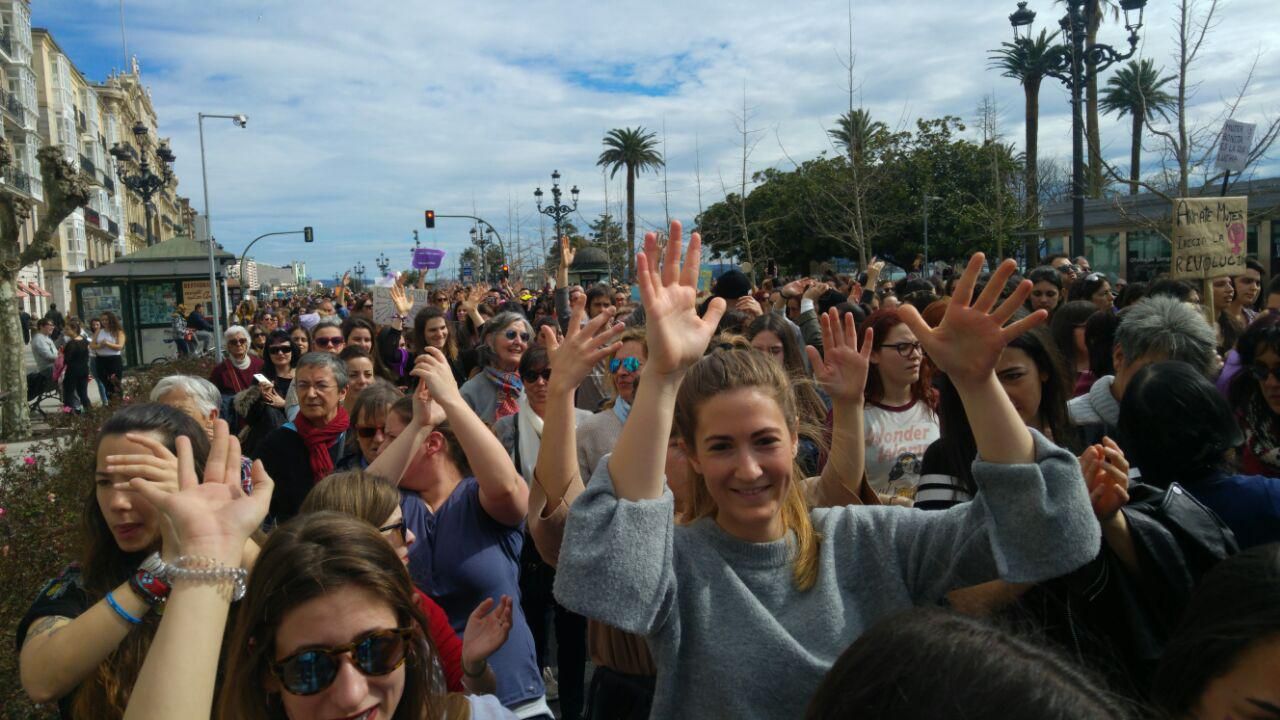 Mujeres con las palmas en alto durante el recorrido por la ciudad. | RUBÉN VIVAR