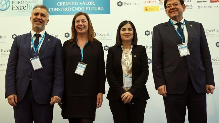 La ministra de Política Territorial y Función Pública, Carolina Darias (2-d), el presidente del Gobierno de Canarias, Ángel Víctor Torres (i), el president de la Generalitat valenciana, Ximo Puig (d), y la presidenta del Govern Balear, Francina Armengol (2-i), posan para los fotógrafos antes de la mesa redonda "Potenciando la imagen y la competitividad regional del turismo en España" enmarcada dentro del X Foro Exceltur, que tiene lugar en el Auditorio del Centro de Convenciones Norte de IFEMA este martes, coincidiendo con la celebración de FITUR 2020 en Madrid.