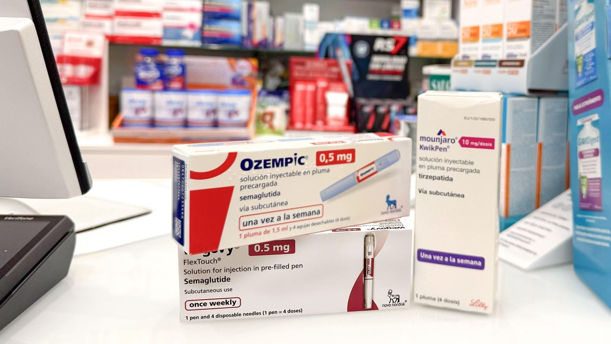 Varias cajas de fármacos utilizados para tratar la diabetes y la obesidad en una oficina de farmacia.