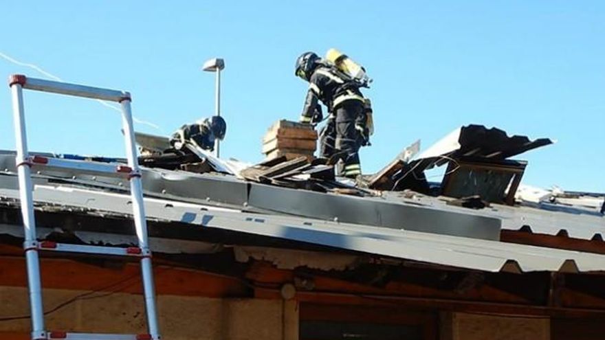 Intervención de los Bomberos de Ponferrada en el incendio de Las Ventas de Albares./ Foto: Infobierzo.com