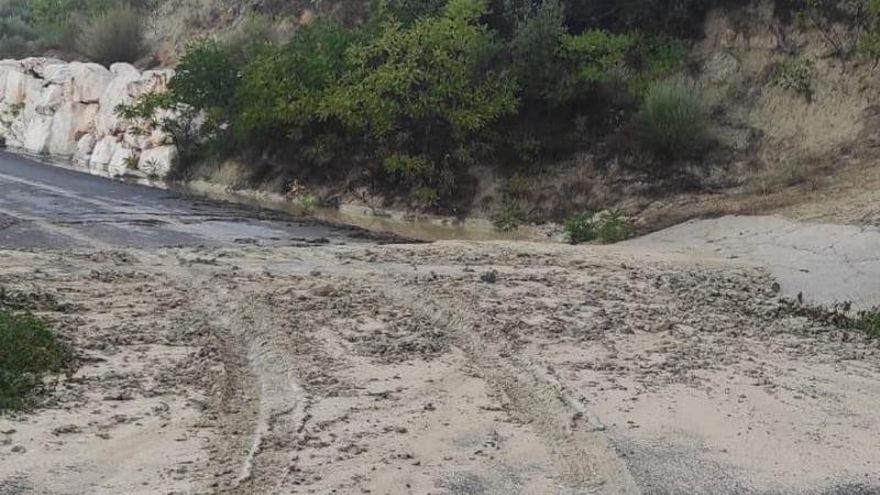 Cortada la carretera de Montilla a Montalbán y afectadas varias vías provinciales más tras las tormentas