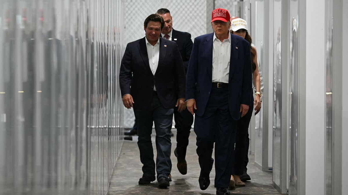 El gobernador de Florida, Ron DeSantis, el presidente de EEUU, Donald Trump, y la secretaria de Seguridad Nacional, Kristi Noem, en "Alligator Alcatraz", ubicado en el antiguo Aeropuerto de Entrenamiento y Transición Dade-Collier en Ochopee, Florida, el 1 de julio de 2025.