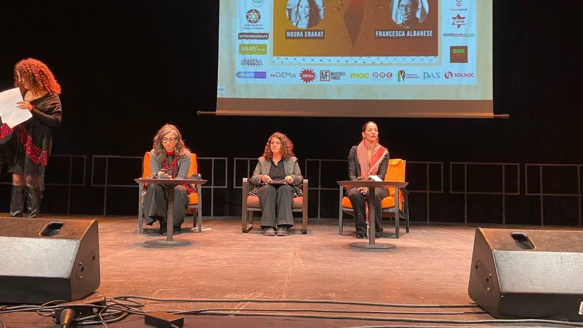Noura Erakat con la relatora de Naciones Unidas, Francesca Albanese, en una conferencia reciente en Bruselas 