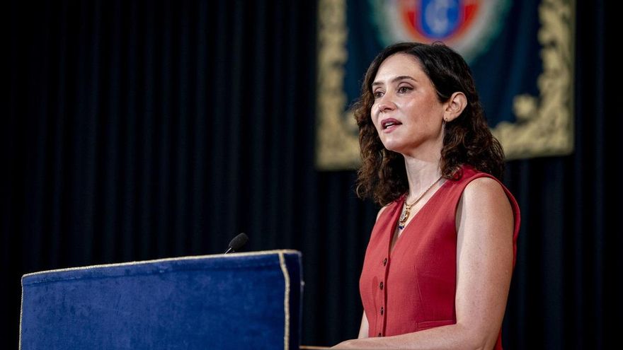 La presidenta de la Comunidad de Madrid, Isabel Díaz Ayuso, interviene durante el acto de toma de posesión del nuevo rector de la Universidad Rey Juan Carlos