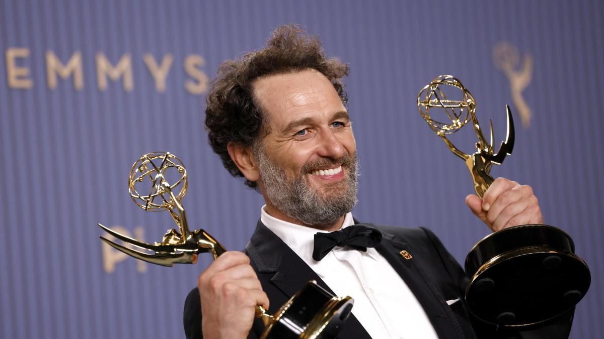 Del rechazo del ejército a triunfar en los Emmy: el doble hito histórico de Matthew Rhys