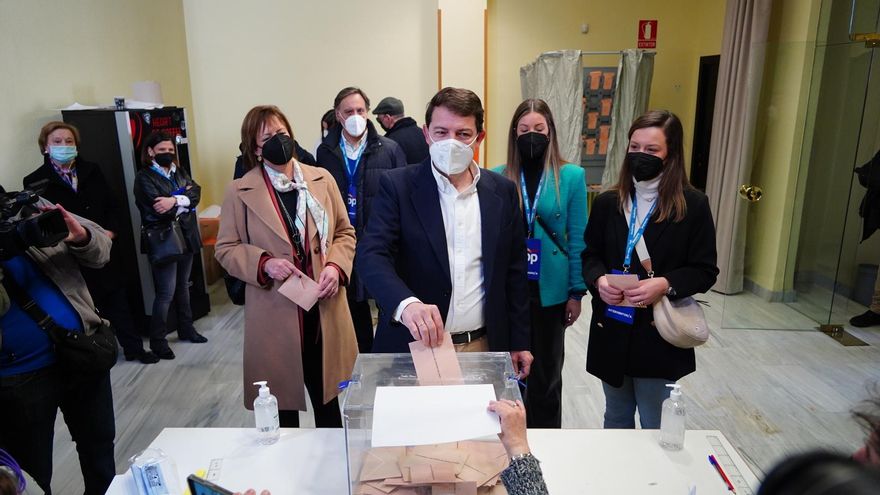 El candidato a la Presidencia de la Junta de Castilla y León por el PP, Alfonso Fernández Mañueco, vota en un colegio electoral en Salamanca