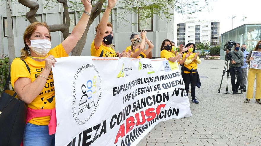 Los empleados públicos en huelga convocan una cadena humana en Las Canteras contra el abuso de la temporalidad