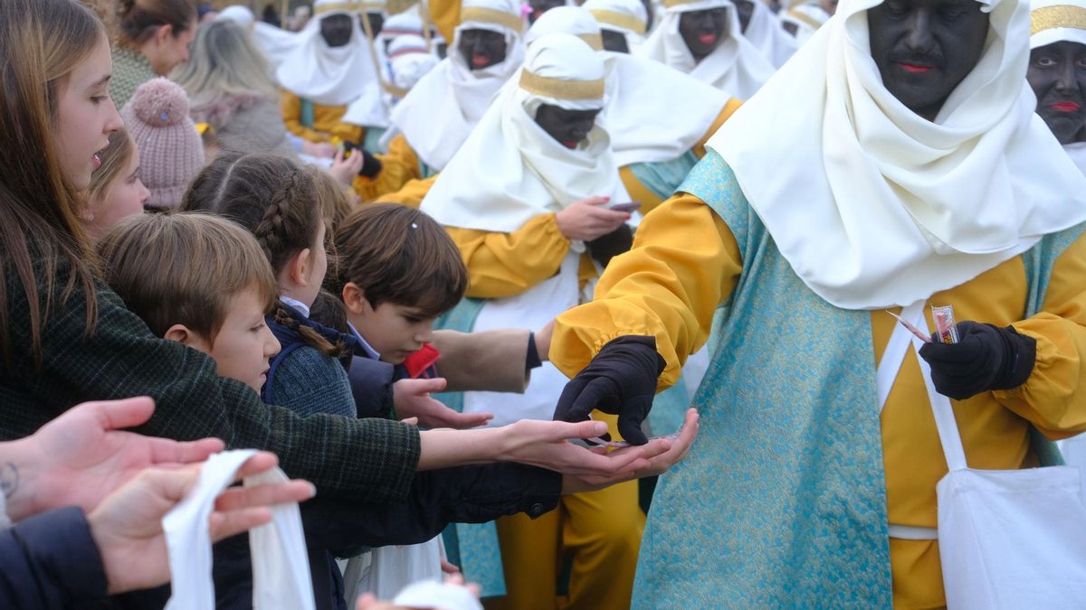 Los beduinos abastecen de caramelos a los más pequeños