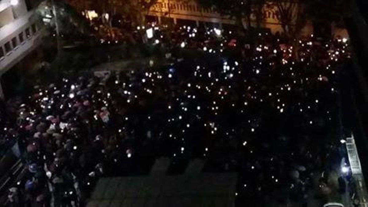 Cientos de personas se han concentrado con velas mientras se celebraba la reunión.