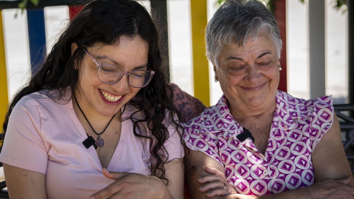 Carmen y Jenny se ríen durante la entrevista