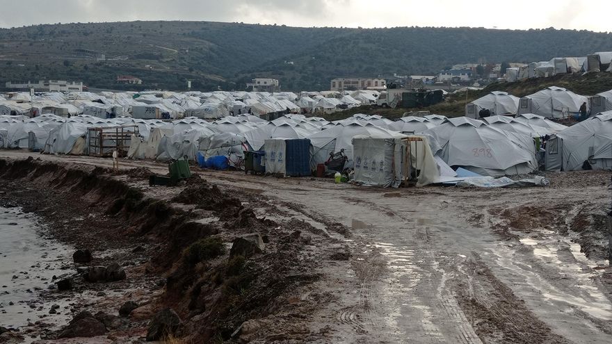 Las tiendas que comparten las familias refugiadas en Lesbos albergan en torno a diez personas cada una, mientras que las grandes carpas contienen unas 200 camas.