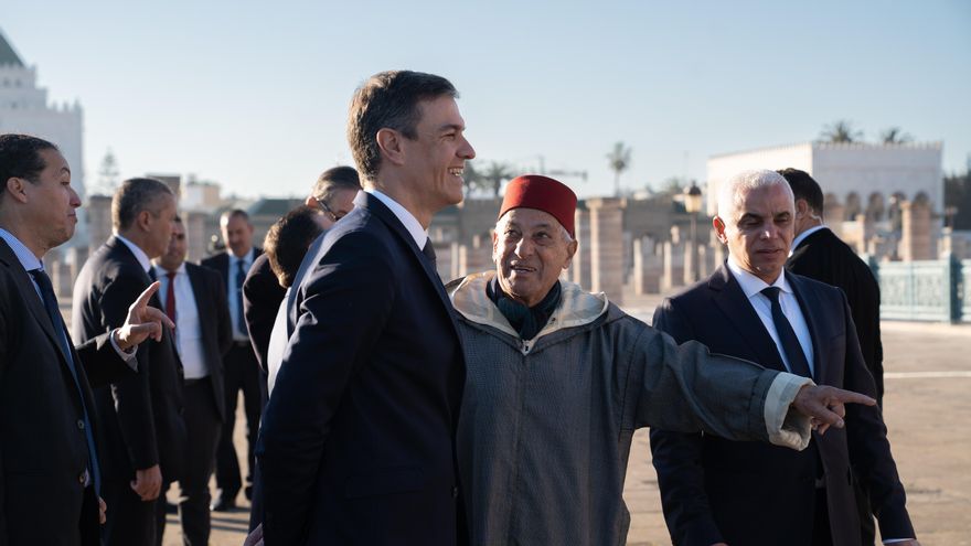 El presidente del Gobierno, Pedro Sánchez; el historiador del Reino de Marruecos y portavoz del Palacio Real, Abdelhak Lamrin y el ministro de Sanidad y Protección Social de Rabat, Khalid Ait Taleb, después de visitar el Mausoleo de Mohamed V, a 2 de febrero, en Rabat (Marruecos).