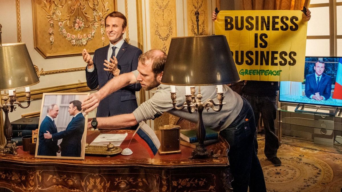 Activistas de Greenpeace roban la figura de Macron del museo de cera de París y la dejan ante la embajada rusa