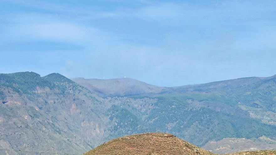 Edificios de Izaña este jueves, vistos desde el valle de Güímar. El humo del incendio aún es perceptible en los montes próximos a la zona en la que se ubican las infraestructuras científicas