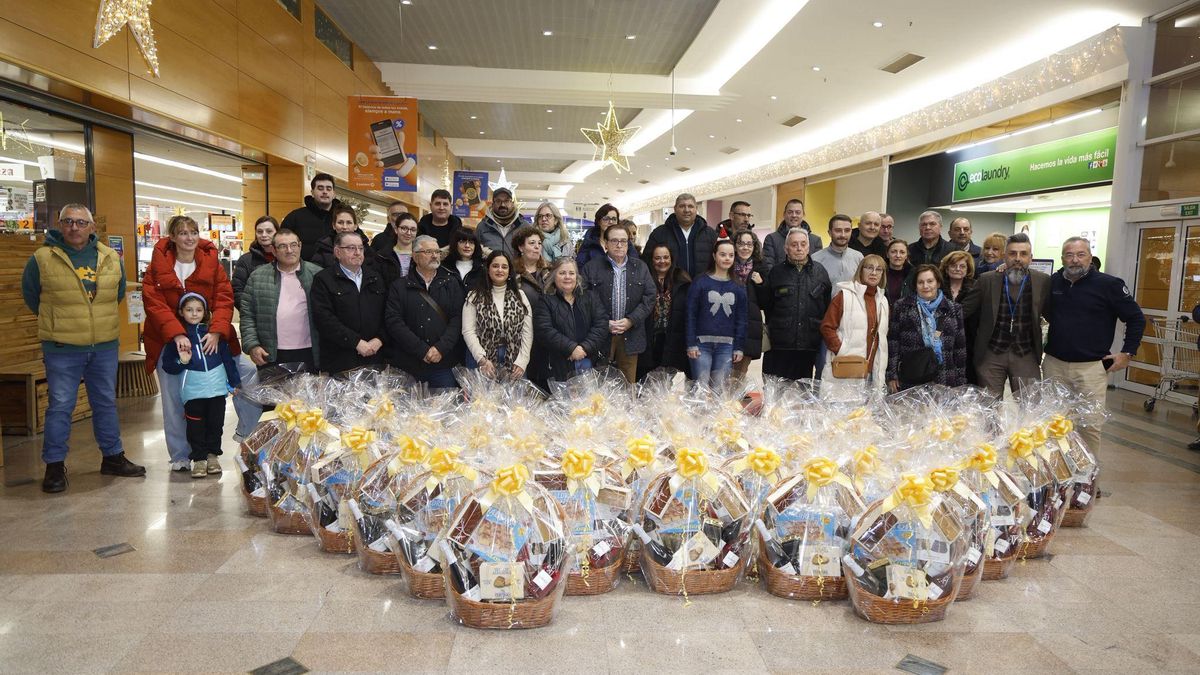 E.Leclerc entrega 6.500 euros en cestas de Navidad repletas de Productos de León
