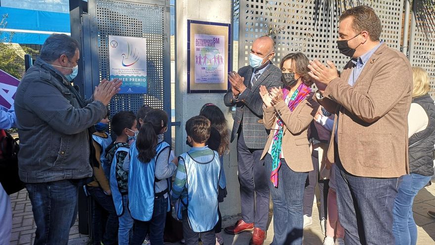 Muñoz y Barrionuevo, en el acto en el que se han descubierto dos azulejos con el nombre de 'Plaza de las escritoras' en la fachada del CEIP Julio César.