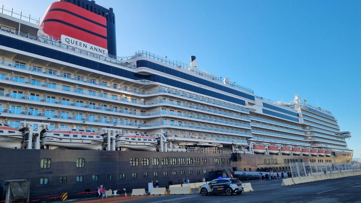 El crucero Queen Anne visita por primera vez el Puerto de Santander con 3.350 pasajeros y 1.200 tripulantes