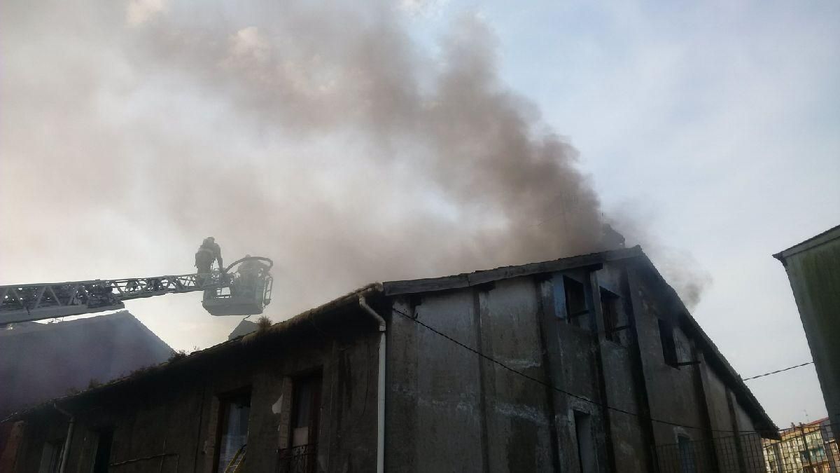 Los bomberos, en el lugar del incendio