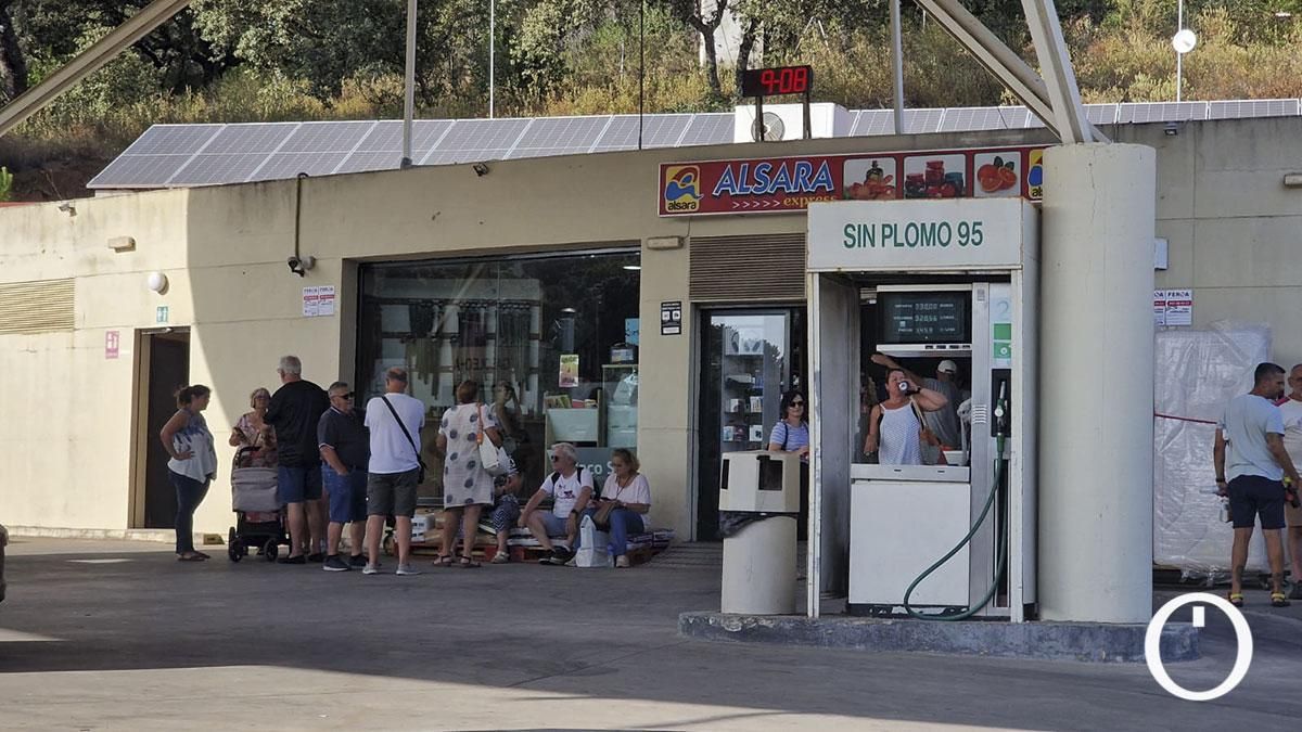 Decenas de vecinos de la Sierra de Córdoba desalojan sus casas por la proximidad de un incendio forestal