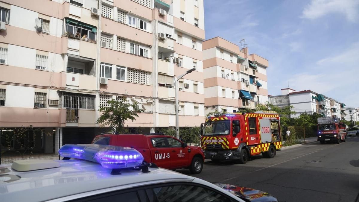 Los bomberos atienden un incendio en una vivienda de Virgen Milagrosa