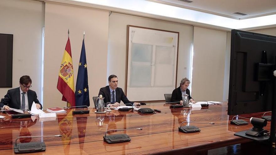 El presidente del Gobierno, Pedro Sánchez (c), junto al ministro de Sanidad, Salvador Illa (i), y el director del Centro de Coordinación de Alertas y Emergencias, Fernando Simón (d), el pasado sábado EFE/J.M. Cuadrado