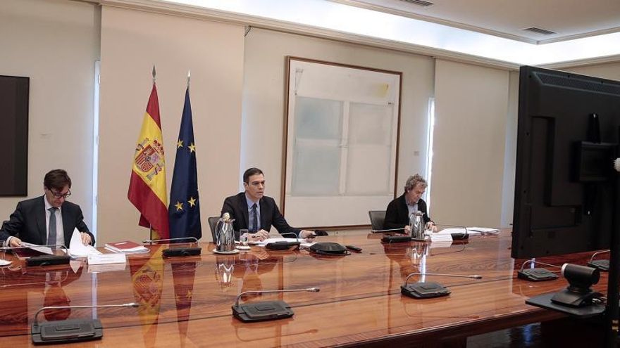 El presidente del Gobierno, Pedro Sánchez (c), junto al ministro de Sanidad, Salvador Illa (i), y el director del Centro de Coordinación de Alertas y Emergencias, Fernando Simón (d), el pasado sábado EFE/J.M. Cuadrado