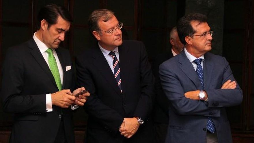 El consejero leonés de Fomento y Medio Ambiente del Gobierno autonómico, Juan Carlos Suárez-Quiñones(I), junto al alcalde Antonio Silván (C) y el empresario José Luis Ulibarri. / ICAL