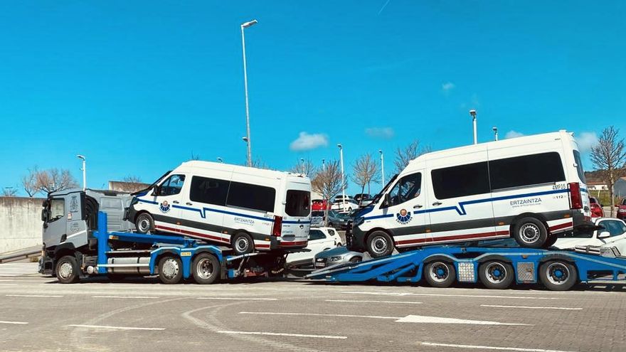 La Ertzaintza recibe (al fin) las nuevas furgonetas antidisturbios tras años de retraso con los contratos de parque móvil
