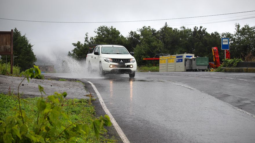 En la imagen, lluvia en La Palma, donde se han registrado las mayores precipitaciones de las últimas 24 horas, con más de 30 litros por metro cuadrado en las estaciones de Aemet en Roque de Los Muchachos y El Paso. EFE / Luis G Morera