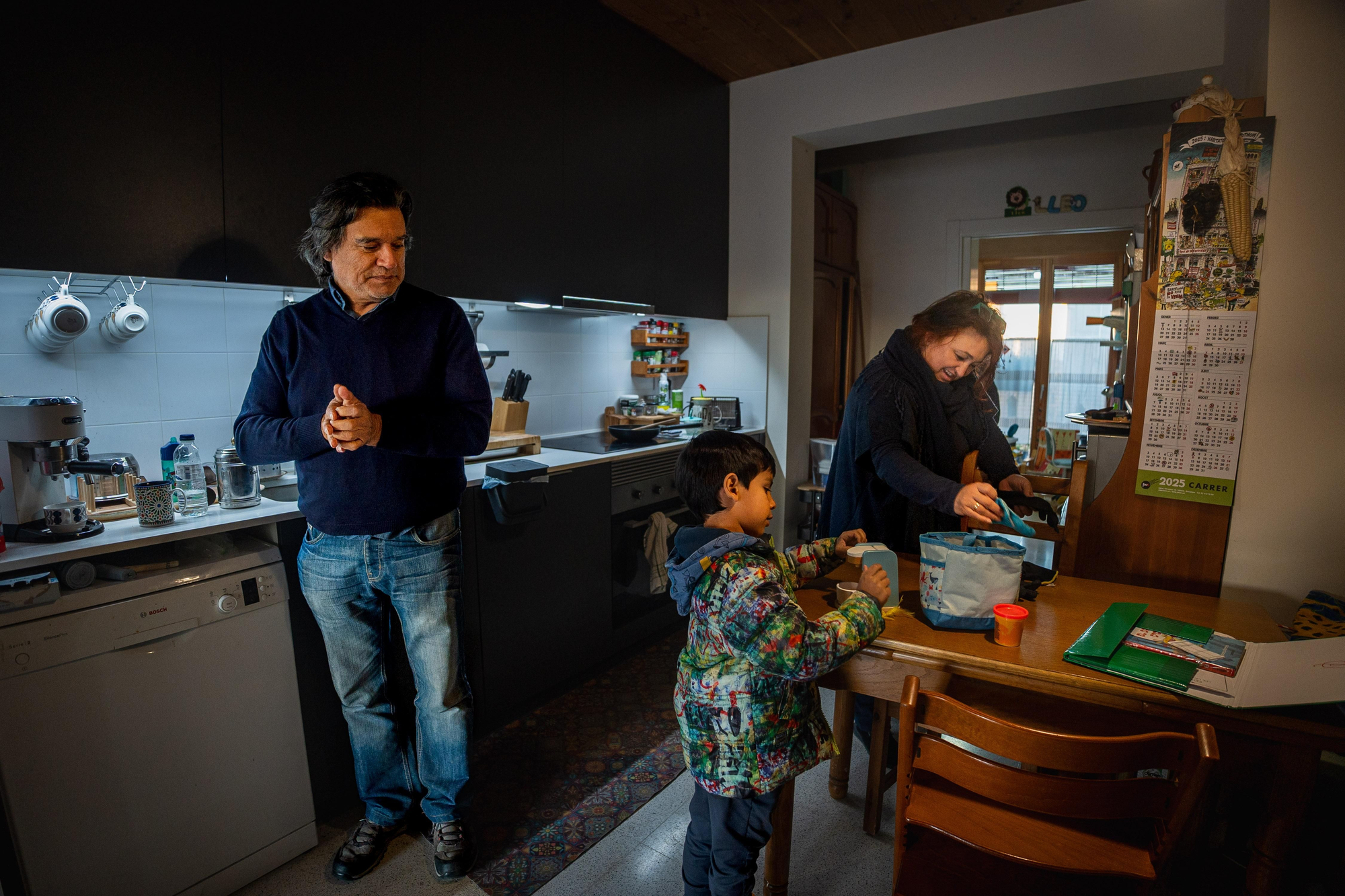 Mar, Alejandro y Lleó, en la vivienda cooperativa La Balma en Poblenou