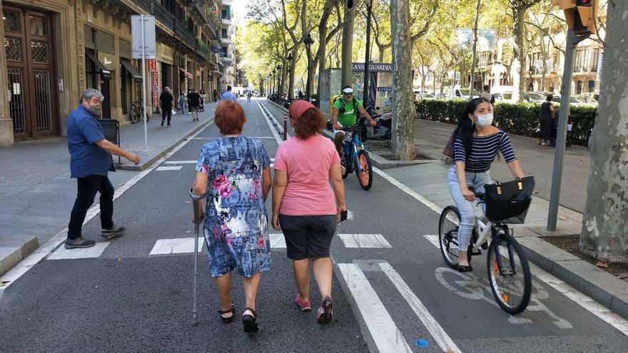 Marisol Ferrer y su madre pasean por el lateral de Gran Via