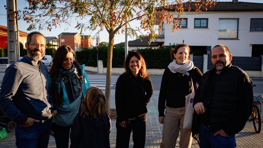 Familias que se unen y pactan no dar móvil a sus hijos hasta los 16 años: "Así evitamos la presión social"