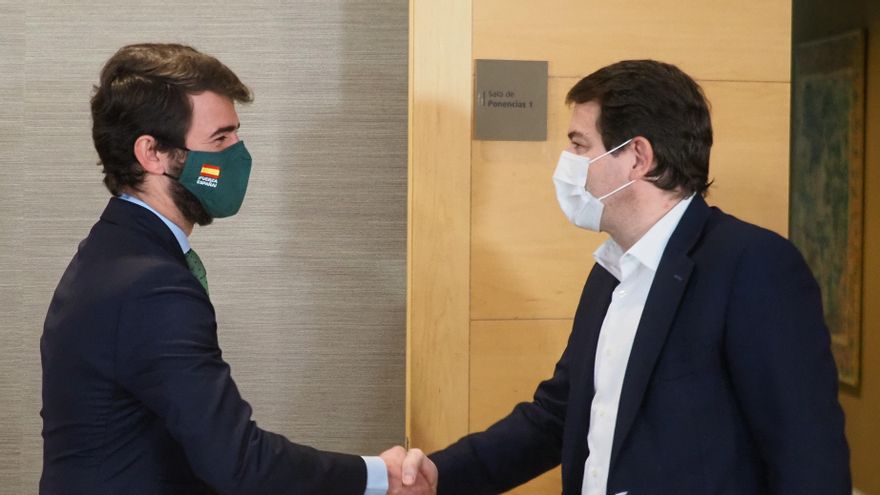 García-Gallardo y Mañueco se saludan al inicio de la primera reunión para la conformación de Gobierno
