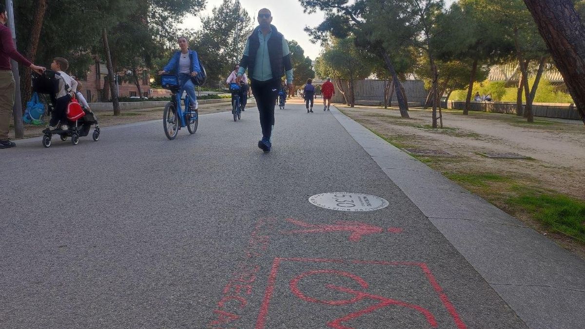 Choque entre peatones, ciclistas y patinetes en Madrid Río: "Algunos se creen que están en el Tour de Francia"