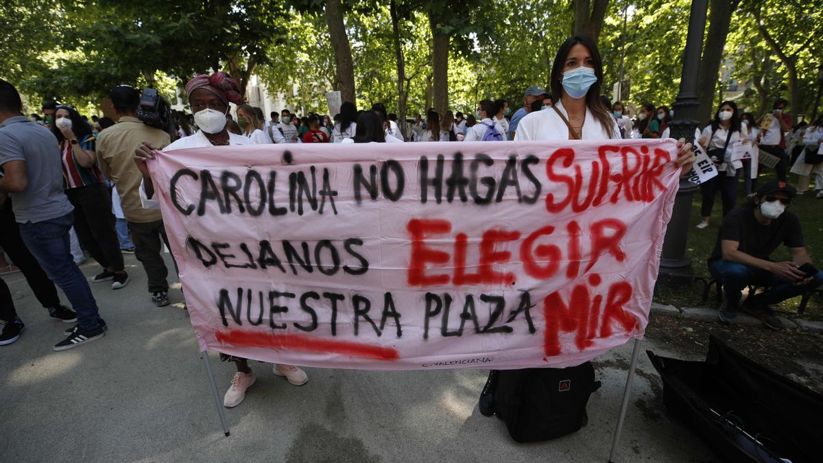 Médicos Internos Residentes (MIR) protestan a las puertas del Ministerio de Sanidad en Madrid, este martes. EFE/ Javier Lizon