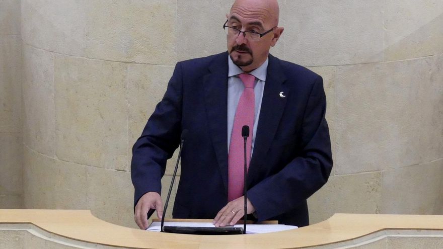 El consejero de Salud acusa a la oposición de "vivir en Marte" por rechazar privatizaciones: "¿Cuánta sanidad privada hay en Cantabria?"